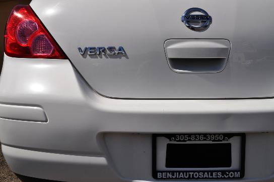 used vehicle - Hatchback NISSAN Versa 2011