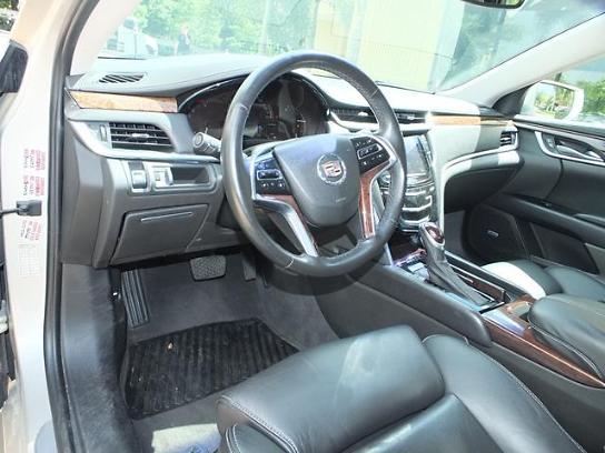 used vehicle - Sedan CADILLAC XTS 2013